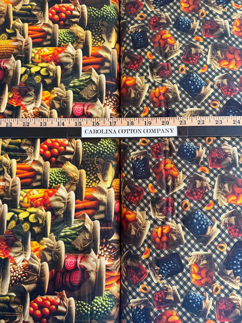 Pode incluir: Tecido com um padr&atilde;o repetido de produtos em sacos de juta e frascos de conservas. Os produtos incluem milho, cenouras, tomates e feij&atilde;o verde. Os frascos cont&ecirc;m p&ecirc;ssegos e mirtilos. O tecido tem uma r&eacute;gua com o texto "CAROLINA COTTON COMPANY".