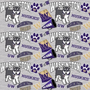 Op de afbeelding: Een herhalend patroon op een lichtgrijze achtergrond met het logo van de University of Washington Huskies. Het ontwerp bevat cartoon husky honden, pootafdrukken, megafoons en de woorden "Washington" en "Huskies".