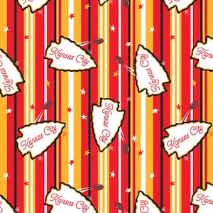 K&ouml;nnte beinhalten: Ein sich wiederholendes Muster mit roten, gelben, wei&szlig;en und schwarzen vertikalen Streifen. Das Design umfasst wei&szlig;e Pfeilspitzenformen mit dem Text "Kansas City", American Footballs und kleine Sterne, die eine sportliche &Auml;sthetik schaffen.