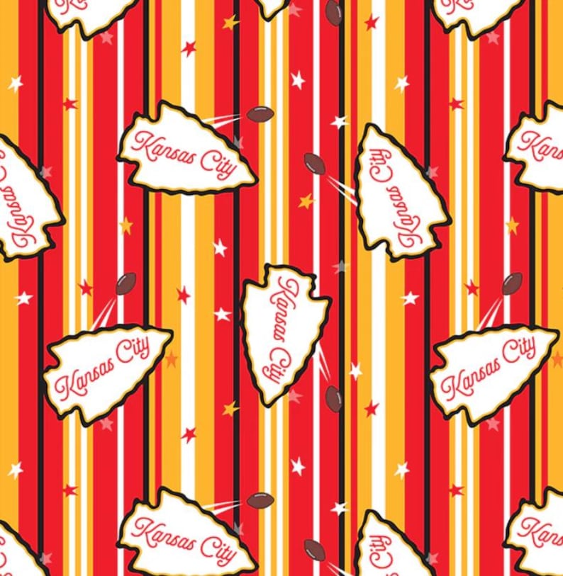K&ouml;nnte beinhalten: Ein sich wiederholendes Muster mit roten, gelben, wei&szlig;en und schwarzen vertikalen Streifen. Das Design umfasst wei&szlig;e Pfeilspitzenformen mit dem Text "Kansas City", American Footballs und kleine Sterne, die eine sportliche &Auml;sthetik schaffen.