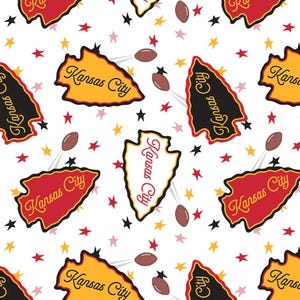 K&ouml;nnte beinhalten: Wei&szlig;er Hintergrund mit einem sich wiederholenden Muster aus Kansas City Pfeilspitzen-Logos in Rot, Schwarz und Gelb, mit dem Text "Kansas City". American Footballs und rote, gelbe und schwarze Sterne erg&auml;nzen das Design.