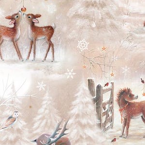 Pode incluir: Uma estampa de tecido com uma cena de floresta de inverno com veados castanhos, um pequeno pónei e uma coruja. O design inclui pinheiros brancos cobertos de neve, flocos de neve e estrelas penduradas em tons de bege e branco.