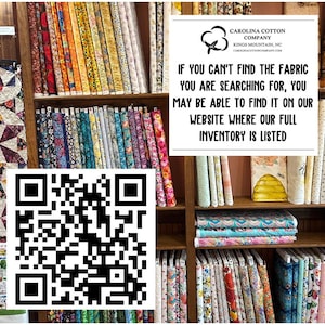 K&ouml;nnte beinhalten: Regale voller bunter Stoffrollen und -stapel. Das Bild enth&auml;lt einen QR-Code und ein Schild mit der Aufschrift "CAROLINA COTTON COMPANY" und "WENN SIE DEN STOFF NICHT FINDEN K&Ouml;NNEN, DEN SIE SUCHEN, K&Ouml;NNEN SIE IHN M&Ouml;GLICHERWEISE AUF UNSERER WEBSITE FINDEN, WO UNSER VOLLST&Auml;NDIGES INVENTAR VERZEICHNET IST."