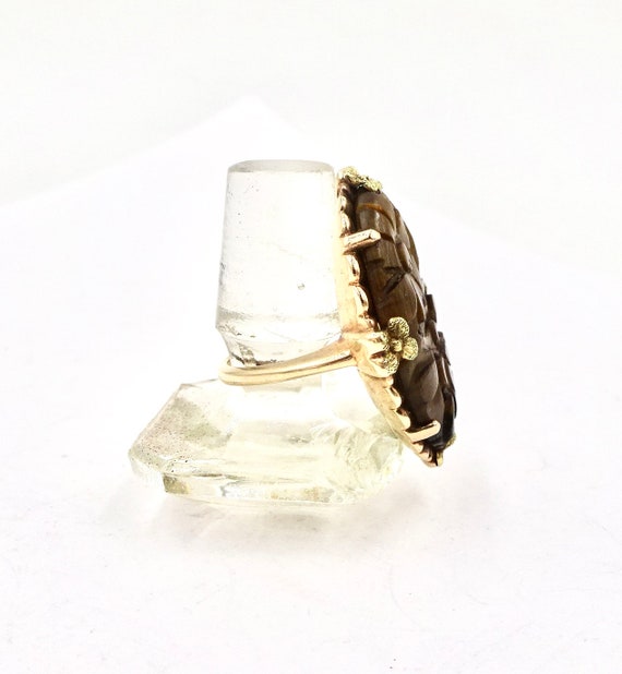 VINTAGE STATEMENT RING 10K Yellow Gold Carved Tig… - image 5