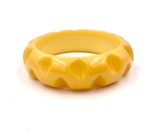 Vintage BAKELITE BANGLE BRACELE Golden Butterscotch Carved Bakelite Boho Hippie Bangle Bracelet E486