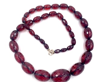 Vintage kersenbakelietketting: gefacetteerde kraal, jaren 1920-40