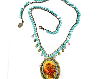 Collar con colgante tipo medallón vintage de MICHAL NEGRIN con cristales Swarovski, estilo victoriano.