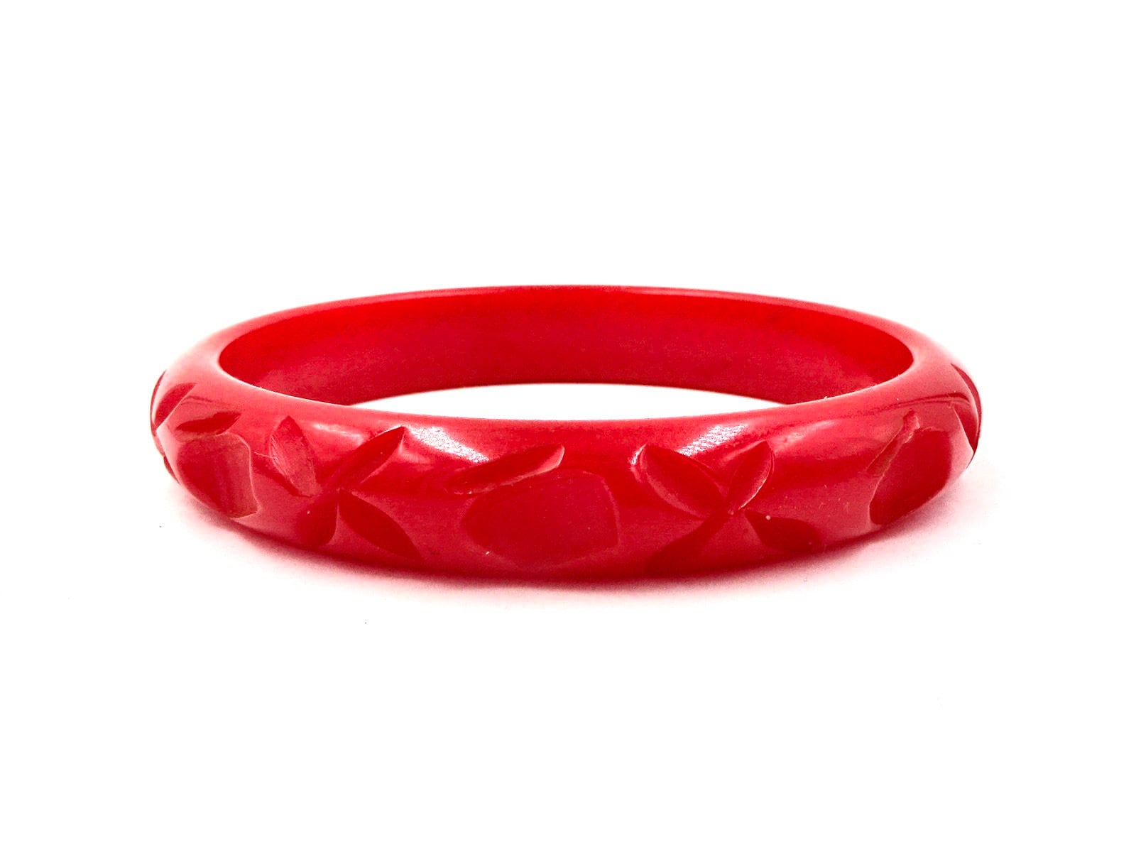 BAKELITE BANGLE BRACELET Carved Red Flower Bakelite Vintage  display picture 3