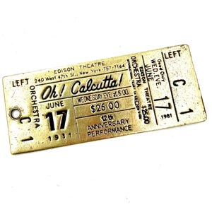 Könnte beinhalten: Ein goldfarbener Metall-Ticketstub für das Musical "Oh! Calcutta!" im Edison Theatre in New York City. Das Ticket ist datiert auf den 17. Juni 1981, und die Aufführung ist die 12. Jubiläumsaufführung. Das Ticket kostete 25,00 $.