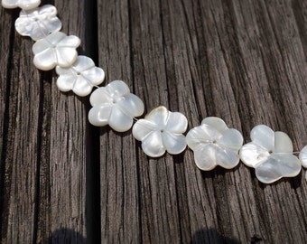 White Mother of Pearl / MOP handmade flower beads 15-18mm (ETB00354) Unique jewelry/Vintage jewelry/Gemstone necklace