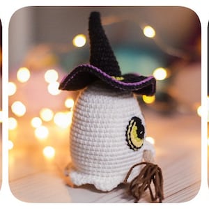 Pu&ograve; includere: Un fantasma bianco all'uncinetto che indossa un cappello da strega nero con un bordo viola e tiene una scopa marrone. Il fantasma ha occhi gialli e una bocca sorridente.