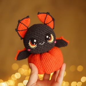Pipistrello nella zucca Amigurumi all&#39;uncinetto: giocattolo di Halloween (schema PDF)
