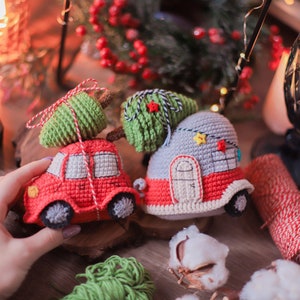 Patrón de crochet para coche rojo amigurumi Remolque Decoración navideña Árbol verde pdf