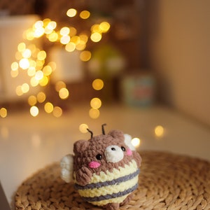 Oso abeja bajo coser patrón de crochet lindo peluche amigurumi kawaii juguete imagen 2