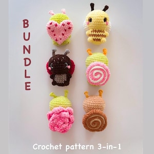 Puede incluir: Un conjunto de siete juguetes de ganchillo hechos a mano y coloridos. Los juguetes incluyen una abeja, una mariquita y otras criaturas caprichosas. El texto "BUNDLE" se muestra verticalmente a la izquierda, y "Crochet pattern 3-in-1" en la parte inferior.