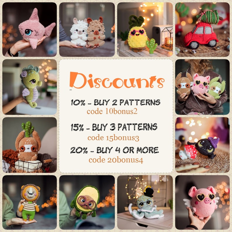 Pu&ograve; includere: Un collage di giocattoli amigurumi all'uncinetto, tra cui uno squalo, un lama, un ananas, un'auto, un cavalluccio marino, un bradipo, un avocado, un polpo e un maiale. L'immagine include anche il testo "Discounts" e dettagli sugli sconti per l'acquisto di pi&ugrave; schemi all'uncinetto.