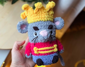 Wzór na szydełkową pluszową maskotkę z motywem Króla Myszy (LOW SEW) na Boże Narodzenie (Amigurumi) w formacie PDF