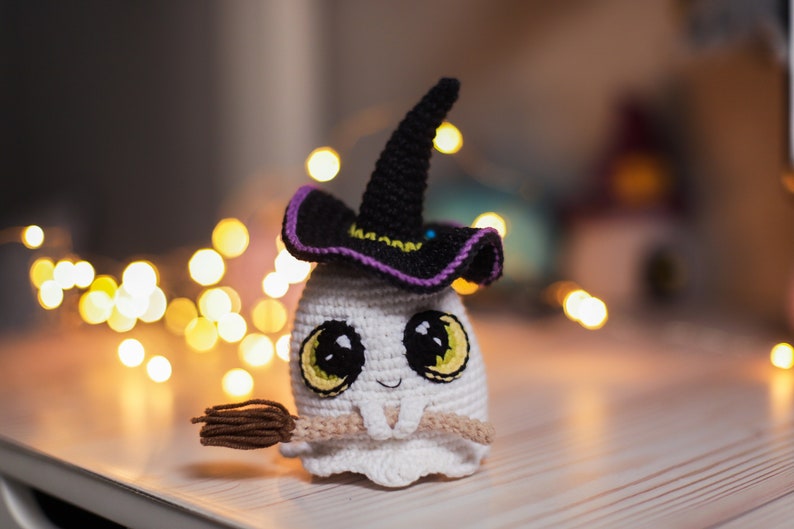 Fantasma schema uncinetto amigurumi cappello scopa decorazioni di Halloween pdf fai da te occhi all'uncinetto immagine 1
