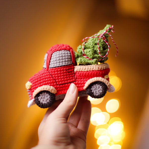 Voiture rouge au crochet modèle pick-up amigurumi avec arbre de Noël