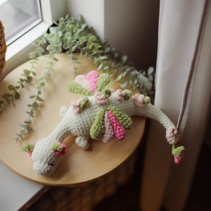 ドラゴンのかぎ針編みパターンの花かわいい動物の編みぐるみ