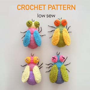 Puede incluir: Cuatro juguetes de insectos tejidos a ganchillo con el texto CROCHET PATTERN low sew encima. Cada insecto presenta ojos grandes con detalles en X cosidos, cuerpos texturizados en varios colores como rosa, azul, amarillo, verde y morado, y patas negras finas.
