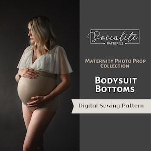 Könnte beinhalten: Ein digitales Nähmuster für Maternity-Bodysuit-Hosen. Das Muster ist Teil einer Kollektion von Nähmustern für Maternity-Foto-Requisiten. Das Bild zeigt eine schwangere Person, die einen beigen Body trägt.