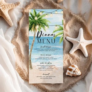 Peut inclure: Un menu de dîner vertical sur le thème de la plage. Le menu présente des palmiers, un océan bleu et des guirlandes lumineuses. Le menu comprend un premier plat, un plat principal, des accompagnements et des desserts.