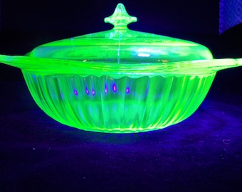 Adam Green by JEANNETTE, 9 Inch Covered Round Vegetable Service Bowl   ---   #C140282