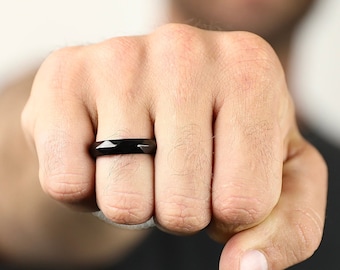 Facetband in zwart - herenring - herenband - roestvrijstalen ring - herensieraden - ringen voor mannen van Modern Out