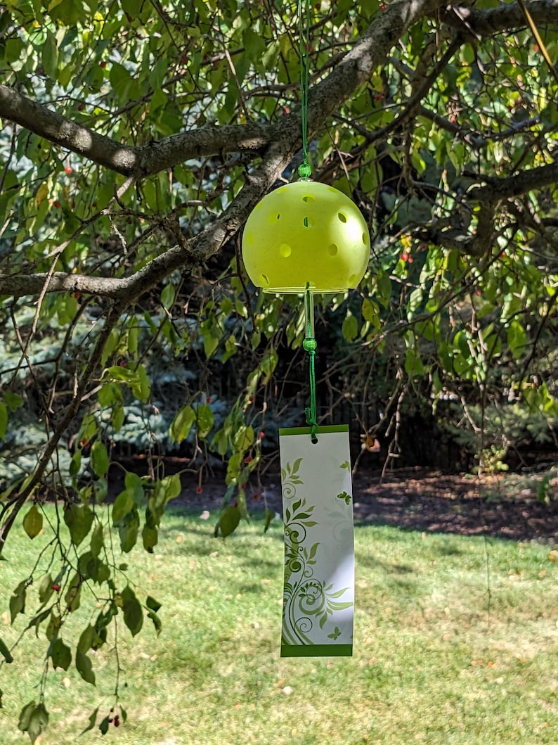 Pickleball Wind Chime Hand Blown Glass Japanese Furin Bell, Upcycled Sport Gift for Pickleball Lover, Zen Garden Decor, Outdoor Patio Accent immagine 1