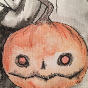 Peut inclure: Une peinture &agrave; l'aquarelle d'une citrouille avec un visage effrayant. La citrouille est orange avec des yeux noirs et une bouche cousue. La citrouille est pos&eacute;e sur un fond gris.
