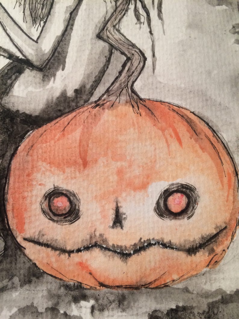 Peut inclure: Une peinture &agrave; l'aquarelle d'une citrouille avec un visage effrayant. La citrouille est orange avec des yeux noirs et une bouche cousue. La citrouille est pos&eacute;e sur un fond gris.