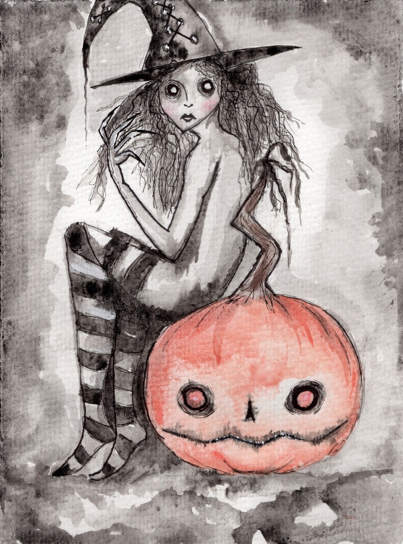 Peut inclure: Une peinture &agrave; l'aquarelle d'une sorci&egrave;re aux longs cheveux noirs portant un chapeau de sorci&egrave;re noir avec un sommet pointu et assise sur une grosse citrouille orange avec un visage sculpt&eacute;. La sorci&egrave;re porte des bas ray&eacute;s noirs et blancs.