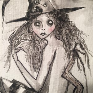 Peut inclure: Un dessin &agrave; l'encre noire et blanche d'une sorci&egrave;re avec un chapeau pointu et de longs cheveux flottants. La sorci&egrave;re regarde sur le c&ocirc;t&eacute; avec une expression s&eacute;rieuse.