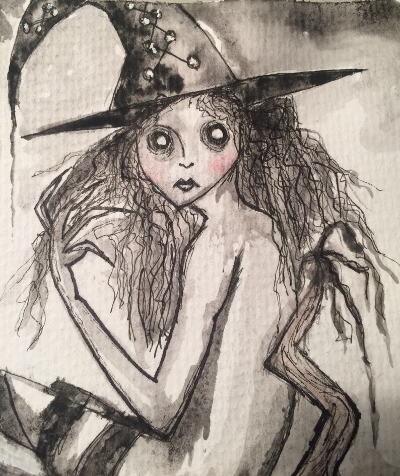 Peut inclure: Un dessin &agrave; l'encre noire et blanche d'une sorci&egrave;re avec un chapeau pointu et de longs cheveux flottants. La sorci&egrave;re regarde sur le c&ocirc;t&eacute; avec une expression s&eacute;rieuse.