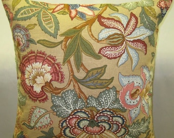 Puede incluir: Una almohada beige con un patrón floral con flores rosas, rojas, azules y verdes. La almohada tiene una textura similar al lino.