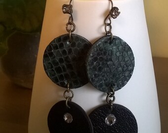 Boucles d'oreilles en cuir façon python noir/vert, cuivré et noir, et strass Swarovsky