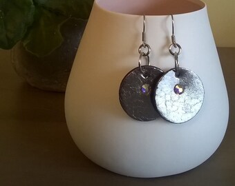 Boucles d'oreilles en cuir argenté et noir et strass Swarovsky