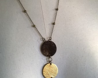Collier avec trois médailles de cuir noir doublé doré et cuir dorédoublé noir