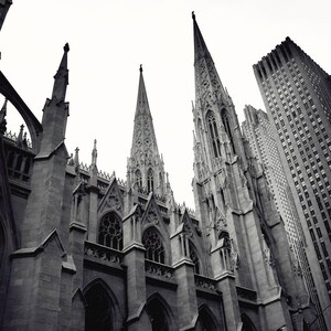 ニューヨーク市のセント・パトリック大聖堂の白黒写真