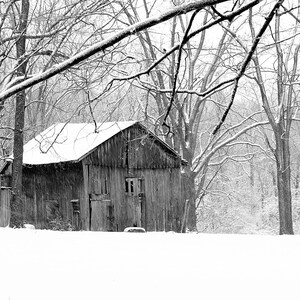Fotografía en blanco y negro de un antiguo granero en la nieve: Hospital Hale, Wilmington, Ohio