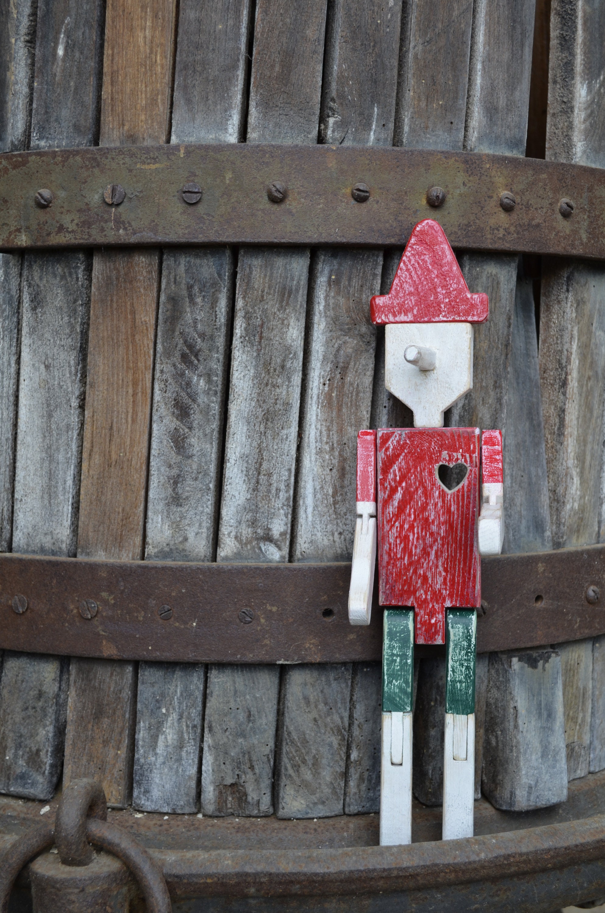 Из какого дерева сделан пиноккио. Пиноккио деревянная кукла. Пиноккио деревянная кукла. Пиния пиноккио. Из какого дерева сделан пиноккио.