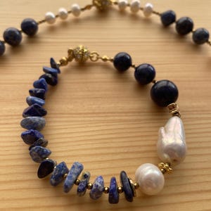 Pulseira de pérolas barrocas de lápis-lazúli