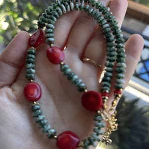 Handgemachte, natürliche echte Bambuskoralle und Green Spot Jaspis Southwestern Style Halskette