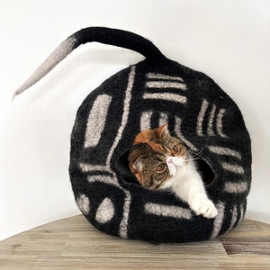 Felt Cat Cave with Tail-Hiro + Wolf