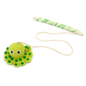 Olijfkleurige octopus kattenspeeltje