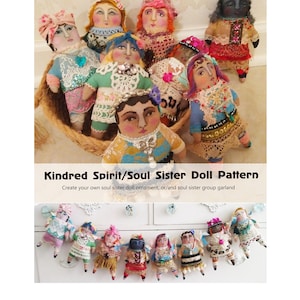以下が含まれることがあります： 手作りの布製人形のコレクション。顔はペイントされ、服は細部までこだわっています。人形は編まれたバスケットに入れられ、白い表面に配置されています。テキストには「Kindred Spirit/Soul Sister Doll Pattern」と書かれています。