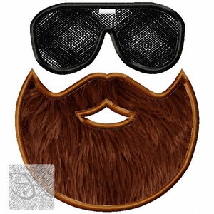 Puede incluir: Diseño bordado con barba marrón y gafas de sol negras. La barba tiene un aspecto detallado y texturizado, y las gafas de sol son de color negro sólido con un patrón similar a una malla. Ideal para ropa o manualidades.
