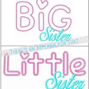 Pode incluir: Desenhos de apliques com as frases "Big Sister" e "Little Sister". As palavras estão em uma fonte rosa costurada com um coração acima de "Big". A palavra "Sister" está em uma fonte cursiva turquesa.
