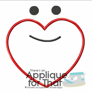 Peut inclure: Un motif en forme de cœur rouge avec un visage souriant, comprenant deux cercles gris foncé pour les yeux et une ligne noire incurvée pour la bouche. Le texte "There's an Applique for That" est en bas, avec une illustration de machine à coudre.